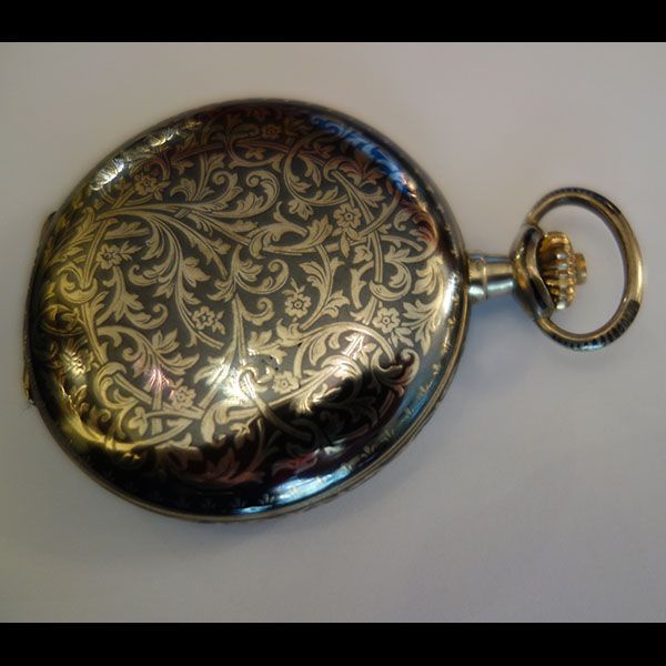 Verzierte Taschenuhr, florales Design in Gold und Schwarz, goldener Aufzugsring.