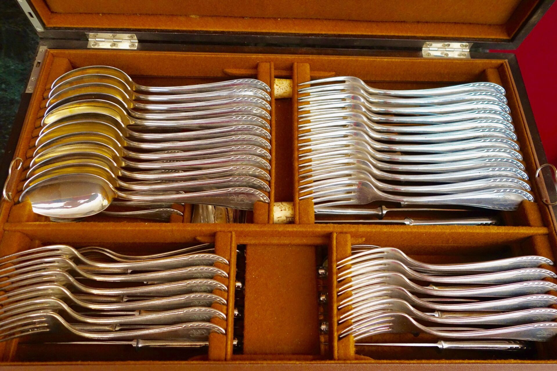 Besteckset in einem Holzkoffer mit mehreren Fächern.