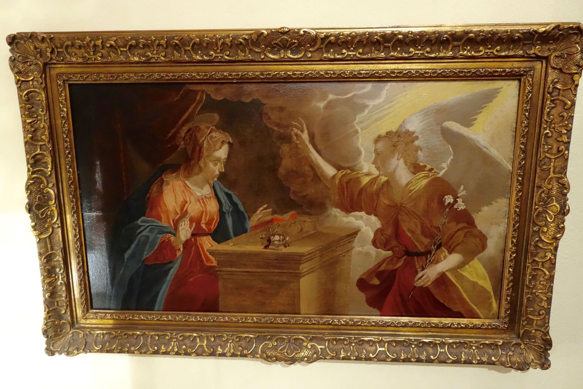 Gemälde Engel erscheint Maria mit Heiligenschein vor Altar. Verzierter antiker Goldrahmen.