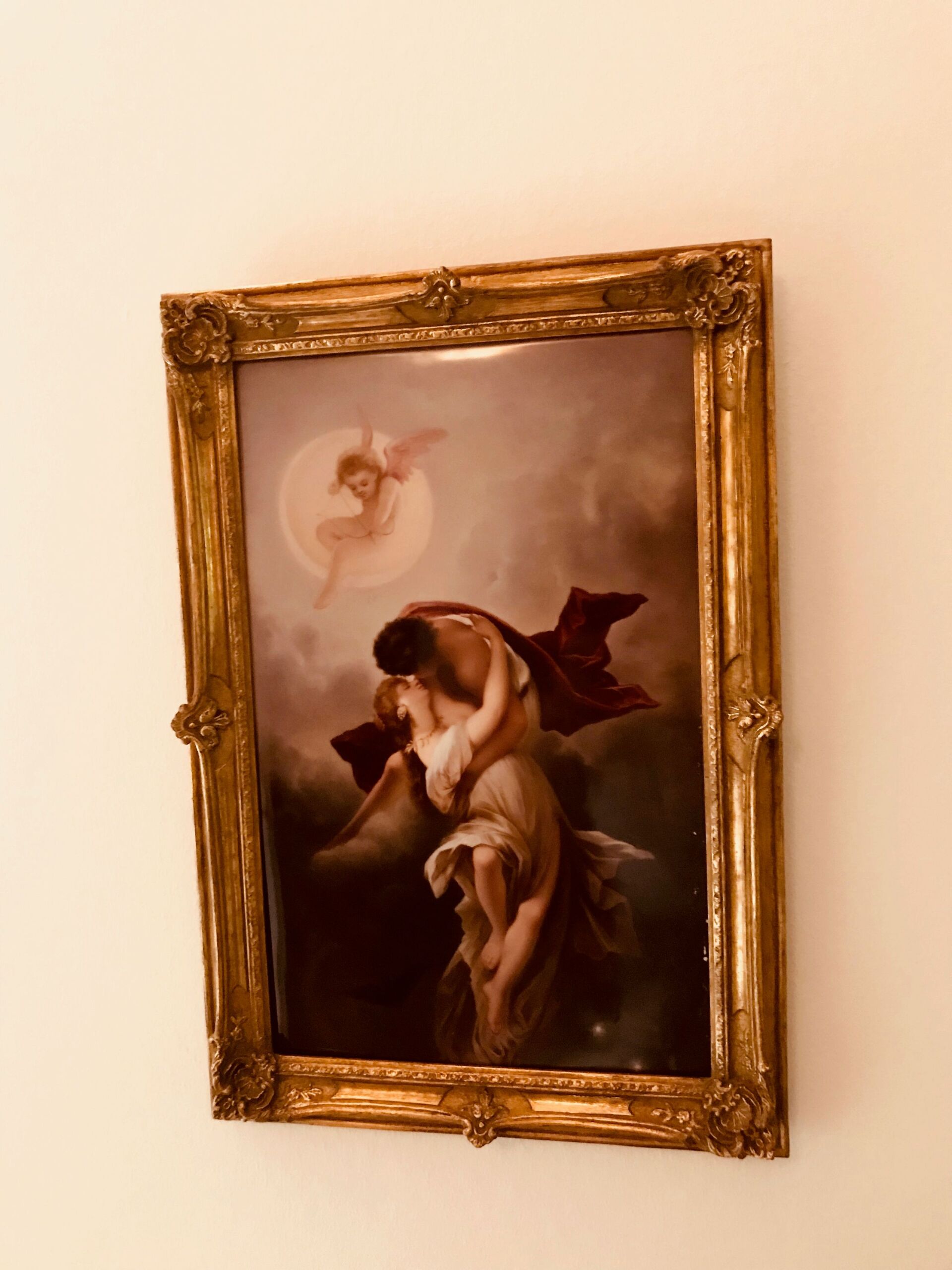 Romantisches Gemälde in verziertem Goldrahmen: sich umarmende Figuren, Engel über einem Mond, vor einem Nachthimmel.