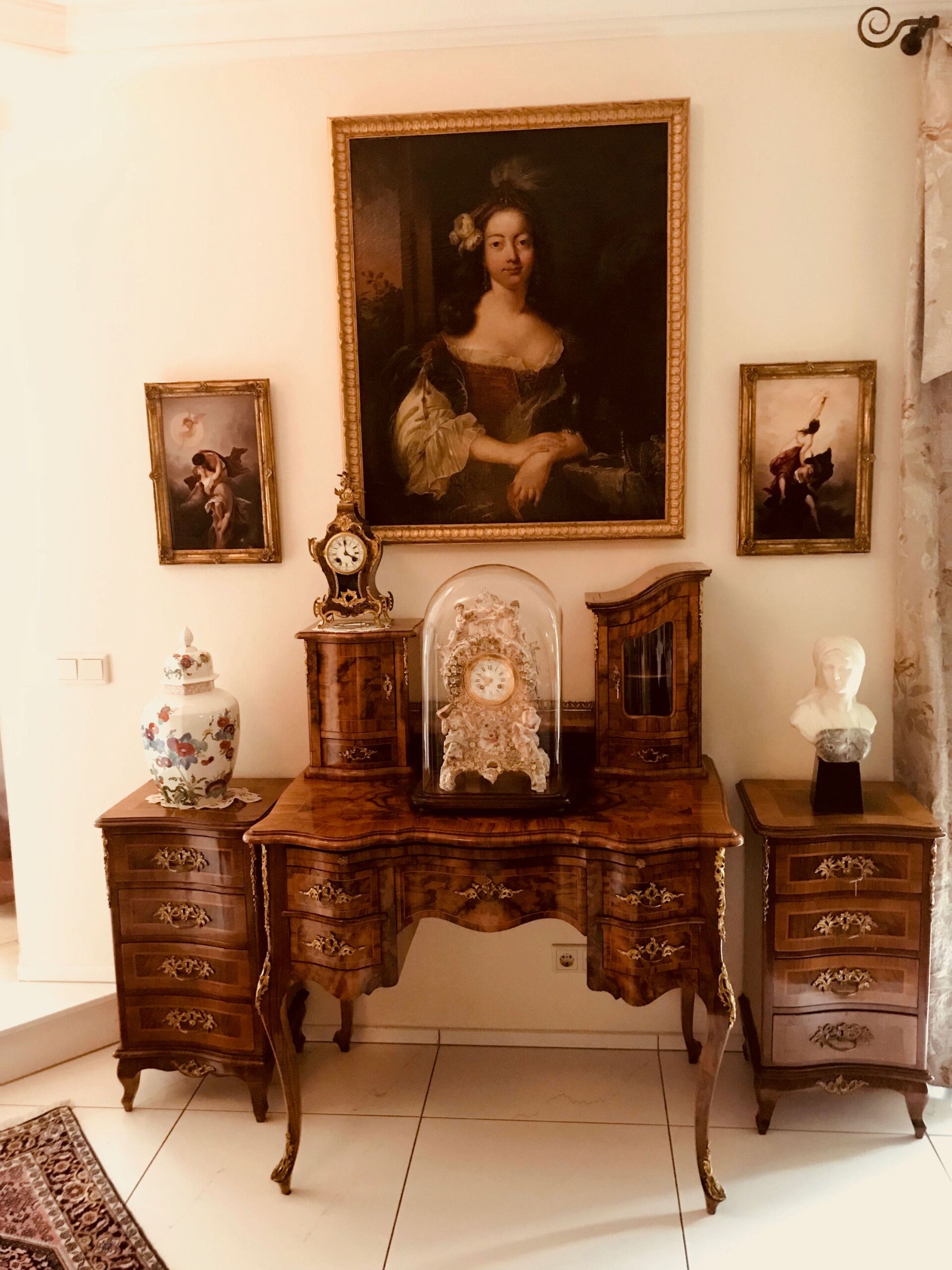 Kleinmöbel und Ölgemälde