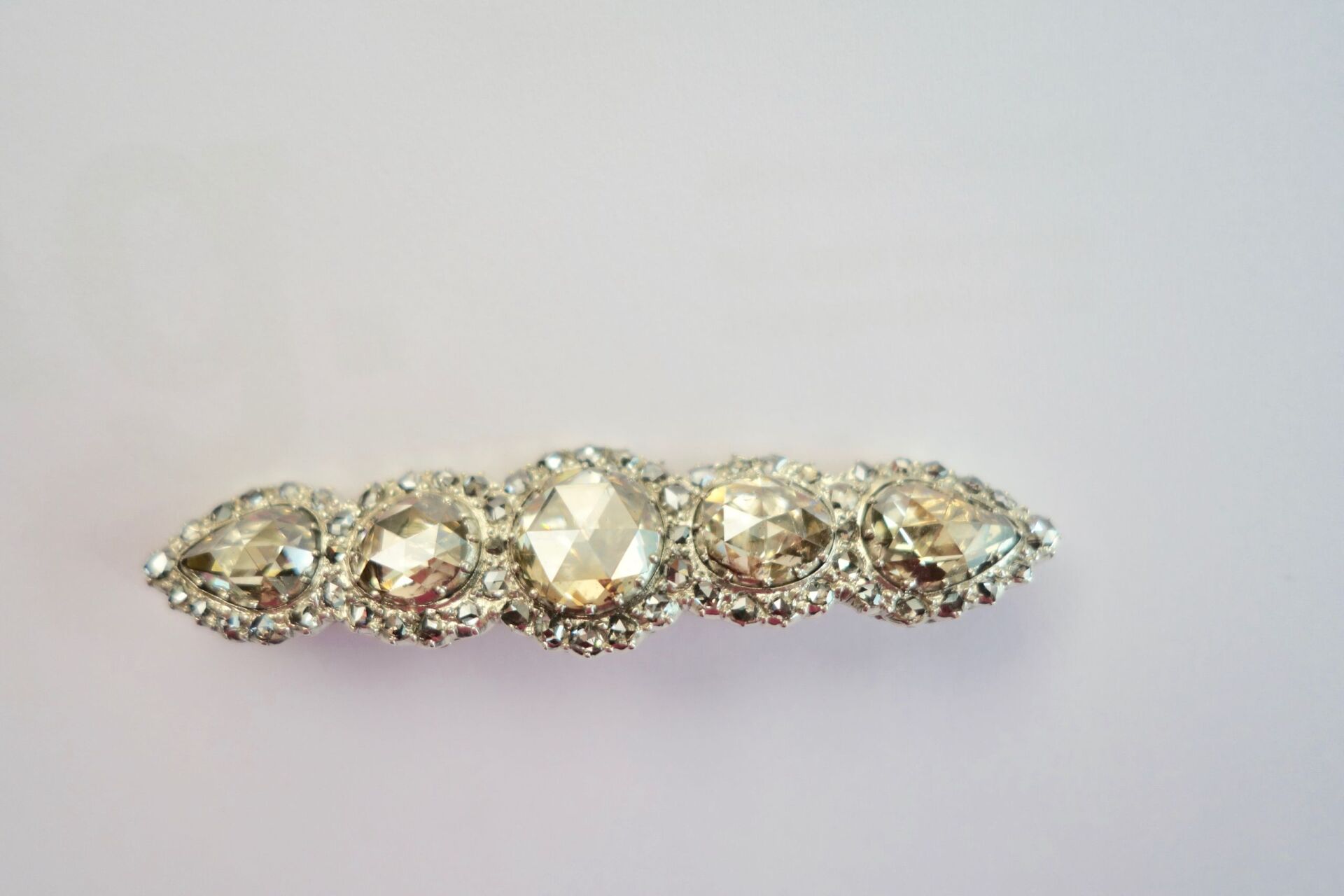 Schmucksteinbesetzte Haarspange mit fünf großen, klaren Edelsteinen.