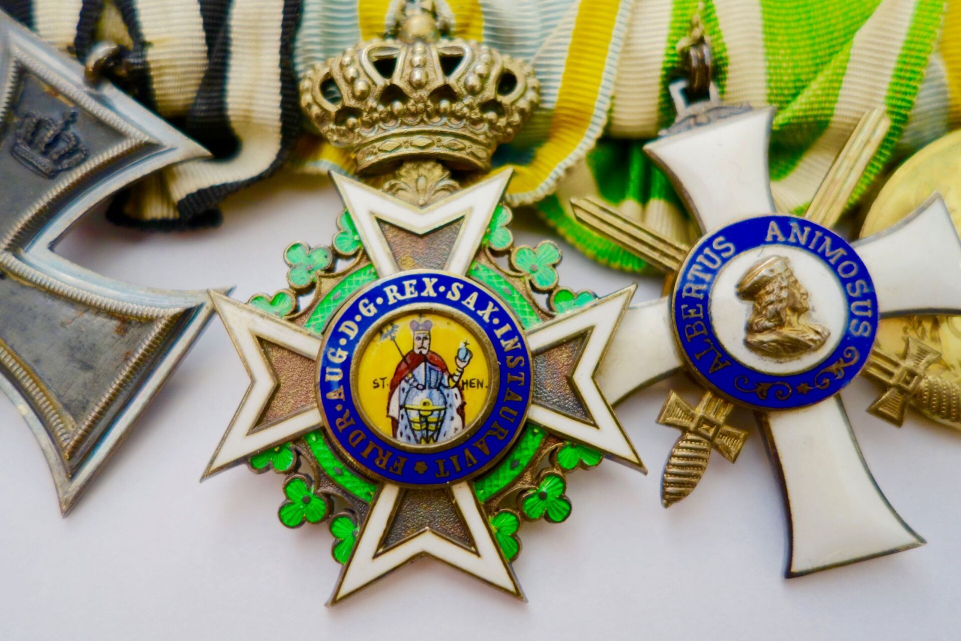 Nahaufnahme mehrerer kunstvoller historischer Medaillen mit komplizierten Designs und Bändern.