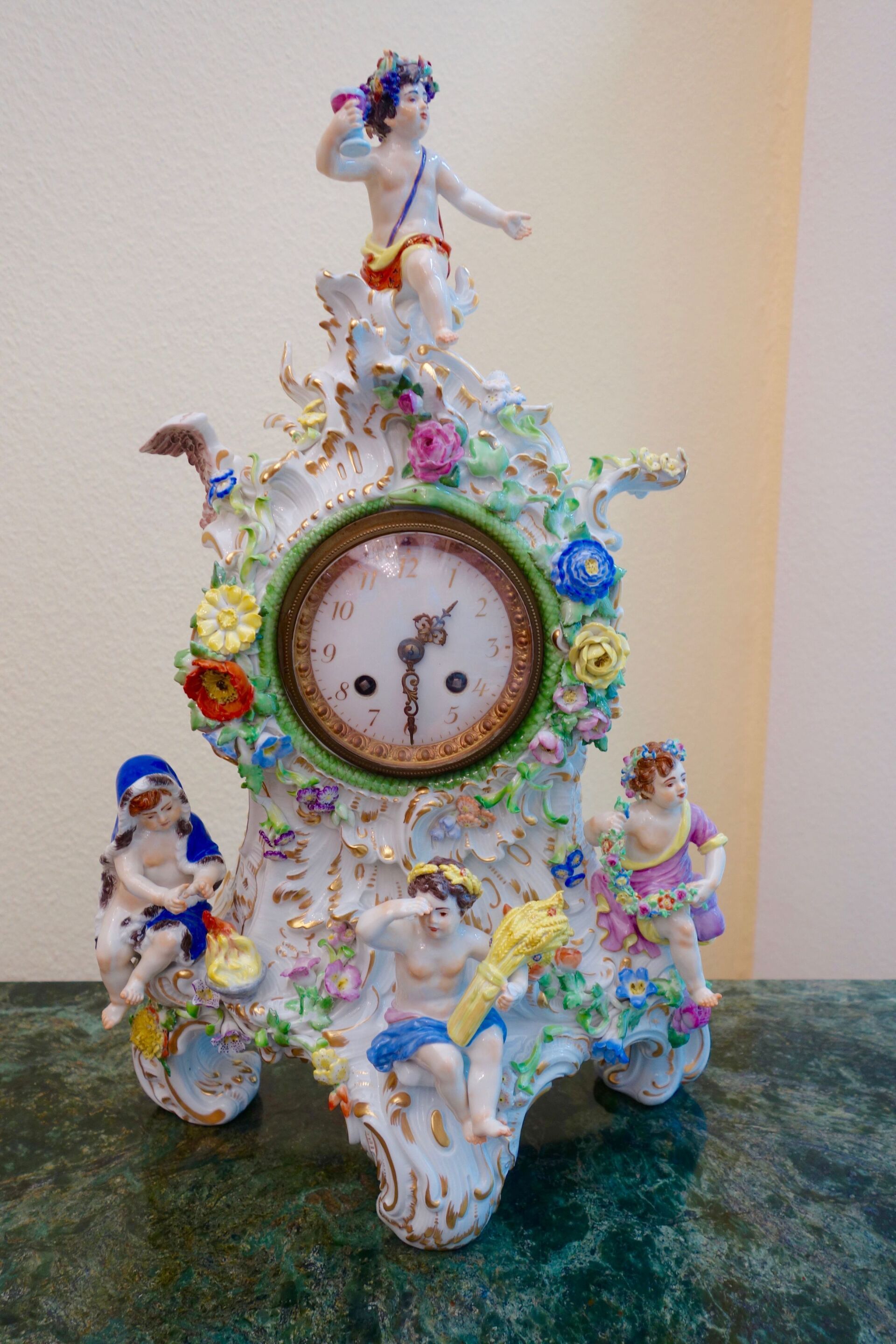 Porzellan, antike Tischuhr, detailliert verziert und bemalt.