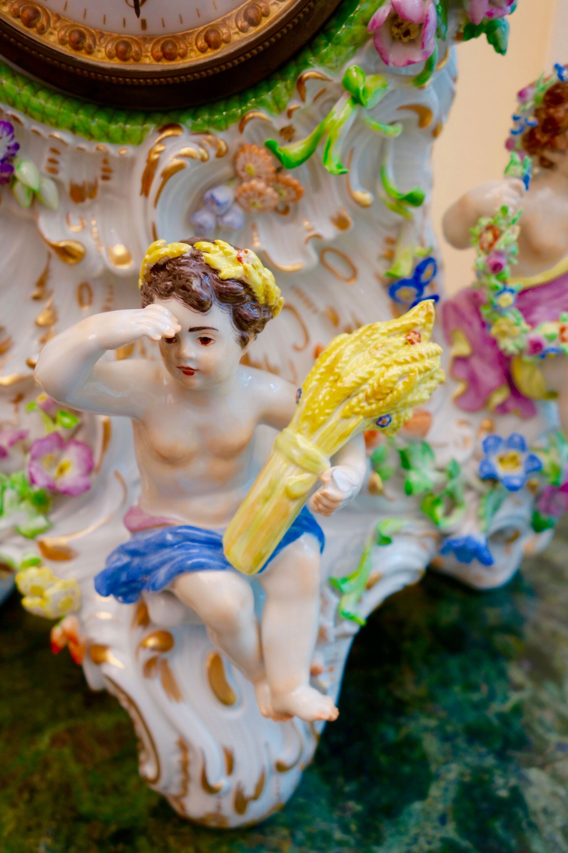 Porzellan, Detail antike Tischuhr.