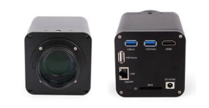 Vistas frontal y posterior de una cámara compacta negra con lente grande y puertos USB azules.