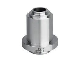 Accesorio de brida de metal plateado con extremos roscados.