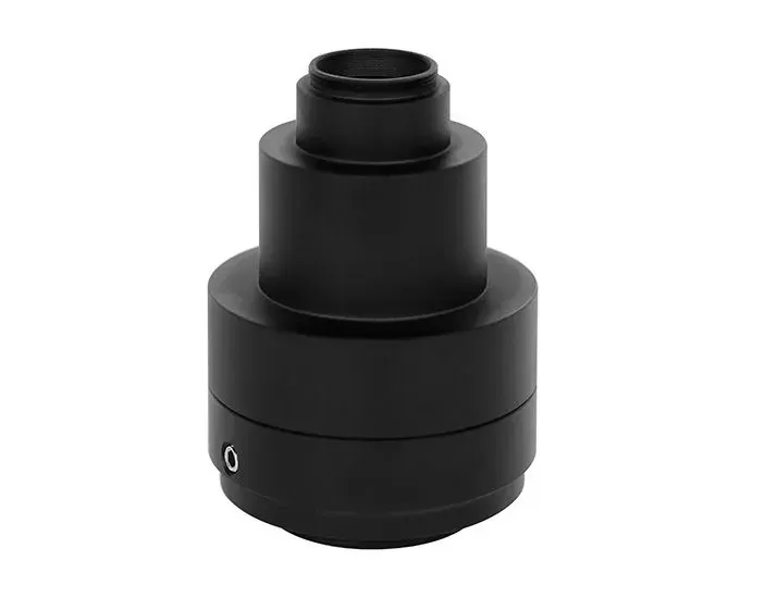 Adaptador cilíndrico negro con secciones apiladas para equipos ópticos.