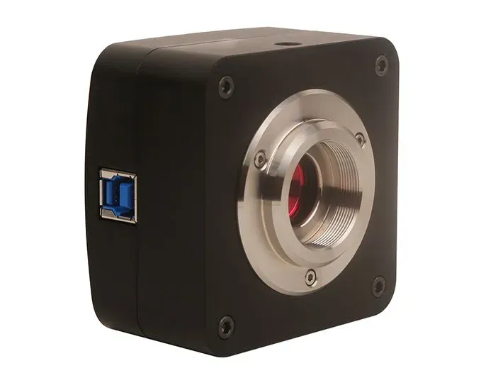 Cámara industrial negra con puerto USB, montura de lente plateada y sensor rojo.