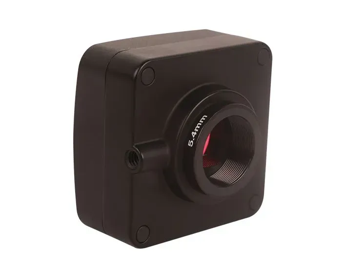 Cámara cuadrada negra con lente roja, montada con tornillos y anillo de enfoque etiquetado 