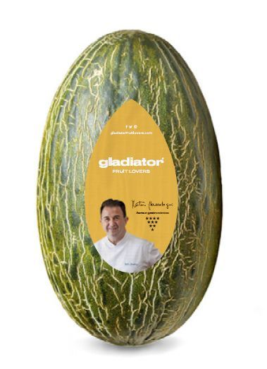 Melón con cáscara texturizada de color verde claro y una cuña que muestra pulpa y semillas de color verde pálido.