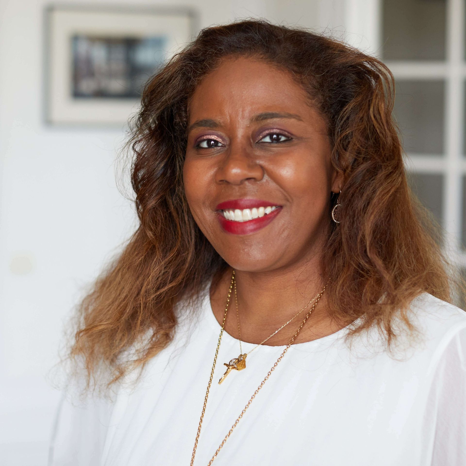Portrait de Kathya Abiola, responsable communication et marketing digital du centre — l'interface entre PESH by Sophroevent et son territoire.