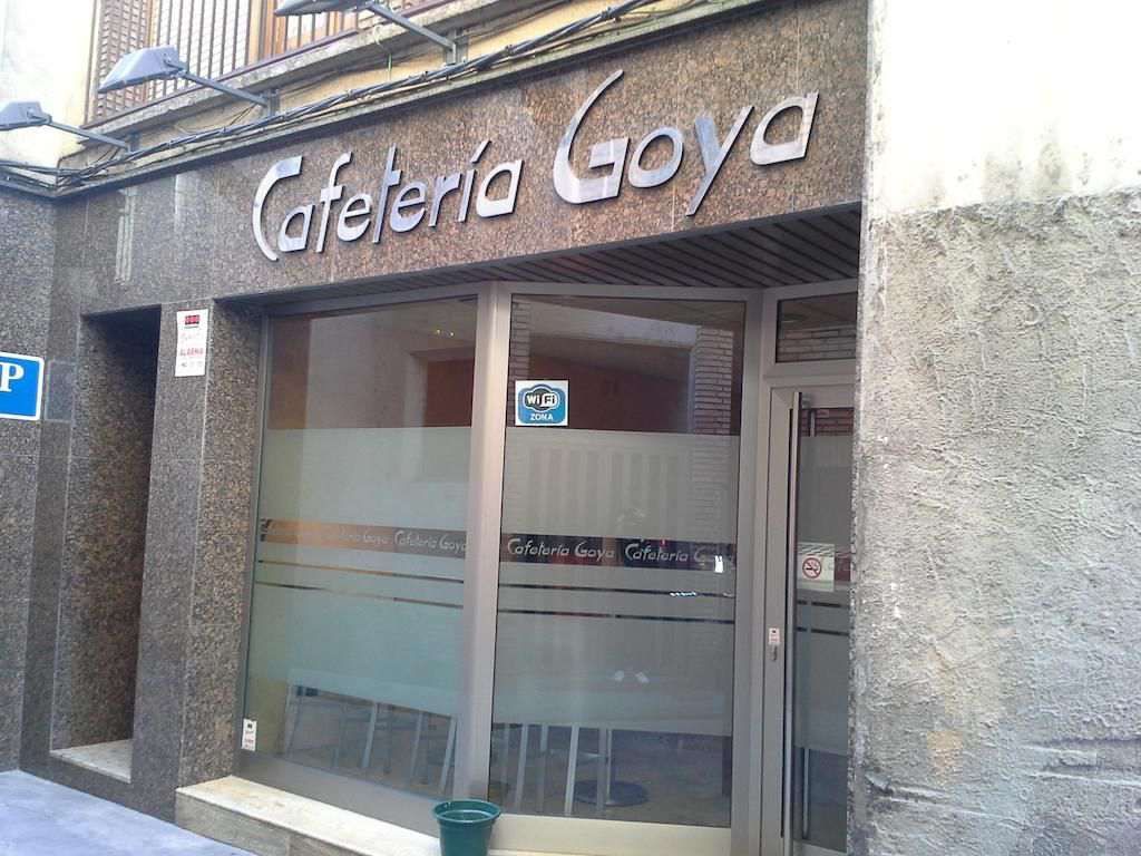 La cafetería Goya está ubicada en la esquina de una calle.
