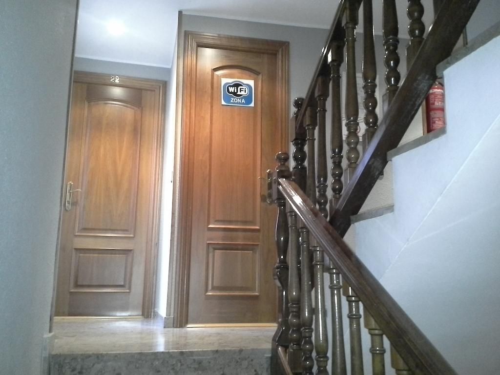 Un pasillo con escaleras y una puerta que tiene el número 50.