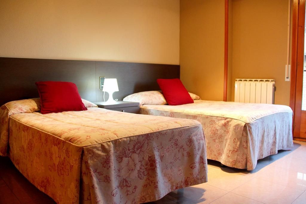 Una habitación de hotel con dos camas y un radiador.