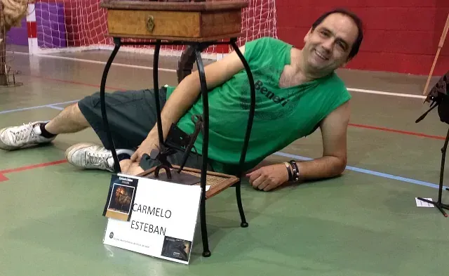 Un hombre con una camisa verde está tendido en el suelo.