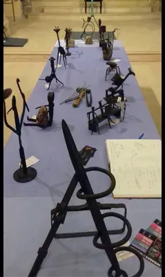 Una mesa con un montón de esculturas encima.