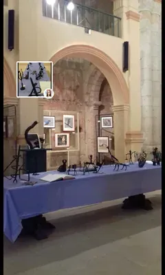 Un fondo negro con el nombre Carmelo Esteban.