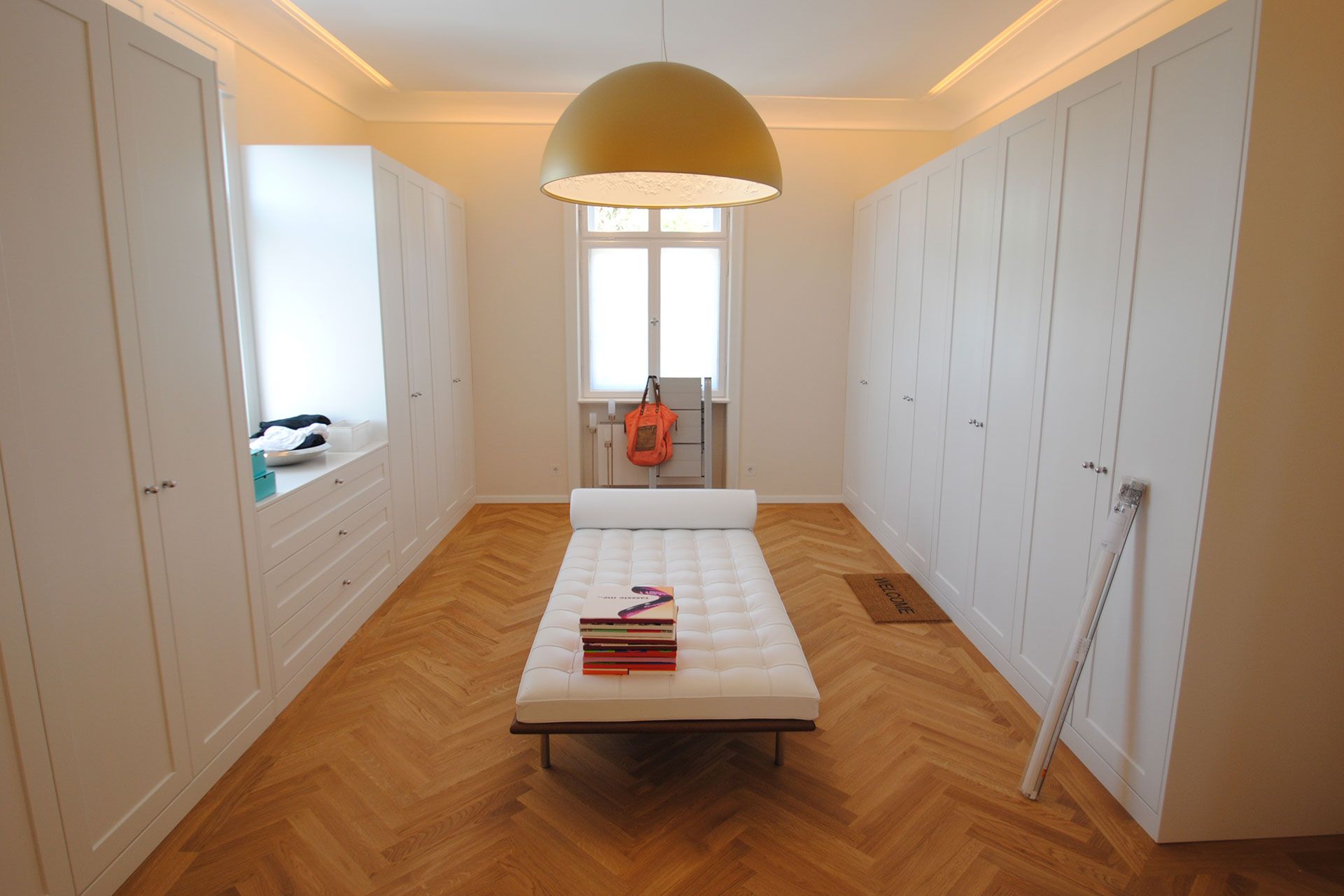 Ein Wohnzimmer mit einer Couch und einem Fenster