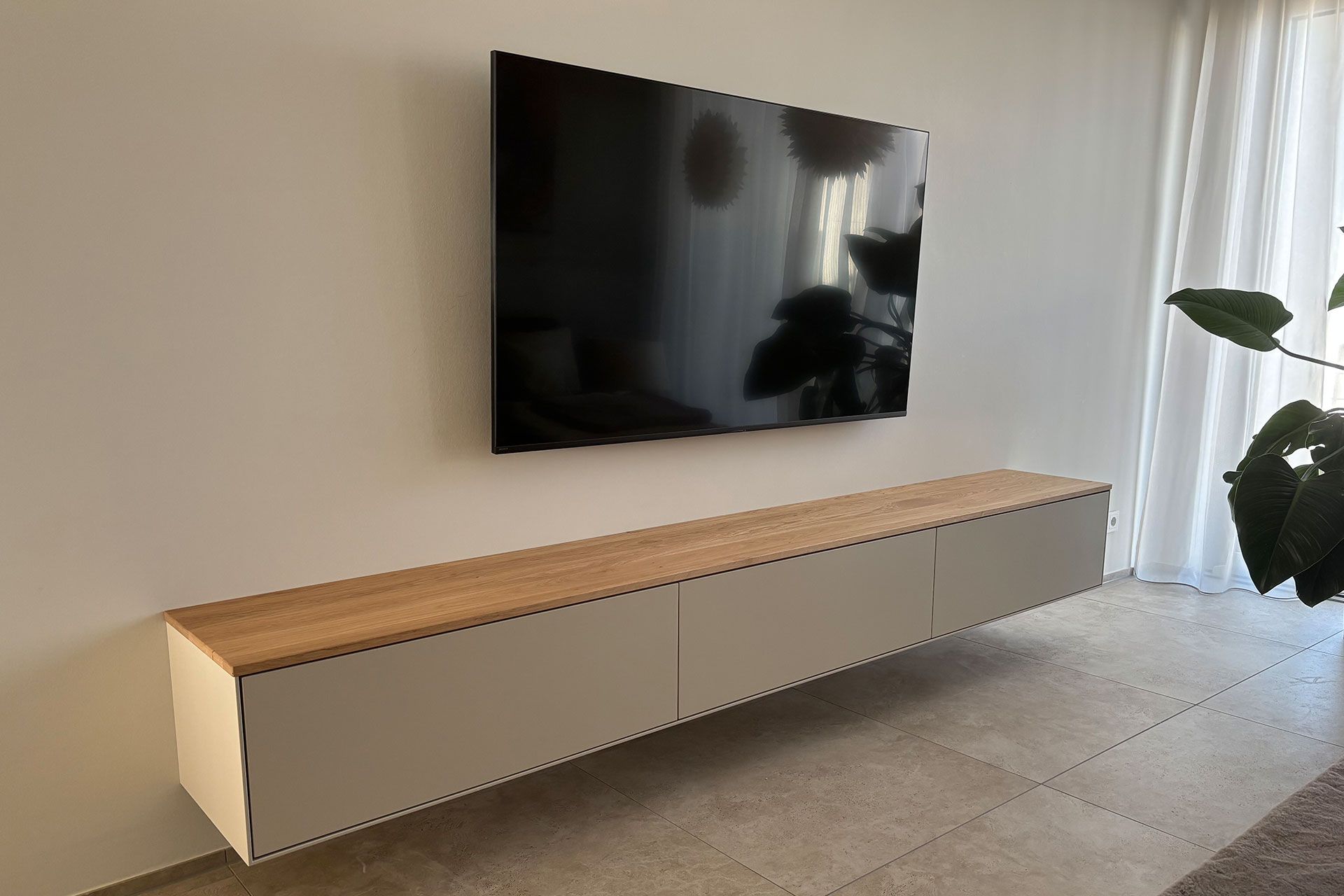 Eine Holztür liegt auf einer Palette vor einem Gebäude aus höher Qualität.