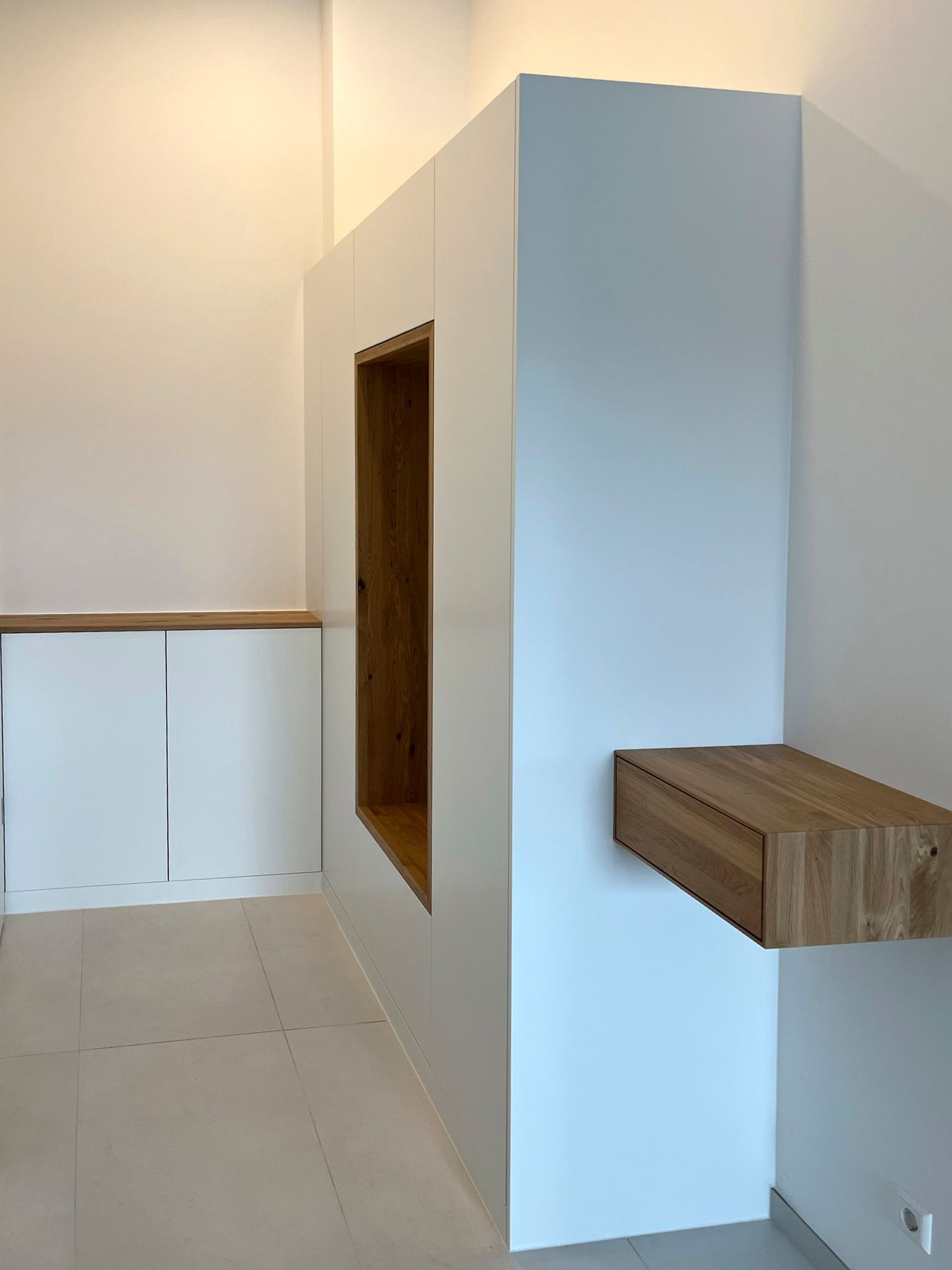 Ein Wohnzimmer mit einer Kommode und einem Bild an der Wand.