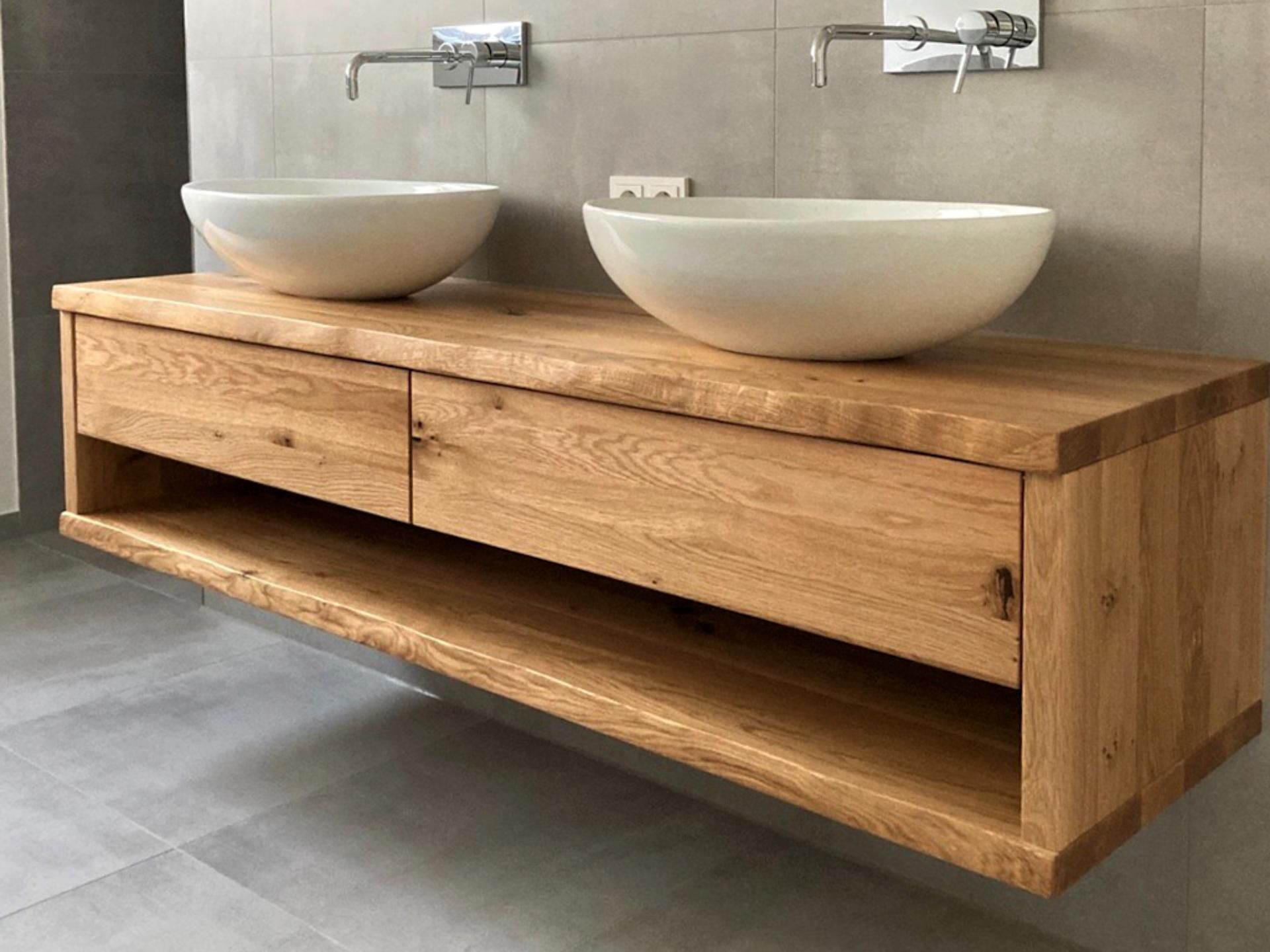 Ein Wohnzimmer mit individuelle Möbeln und einem Fenster