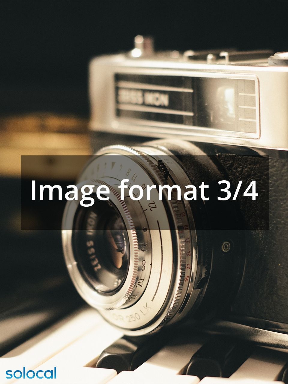 Gros plan d'un objectif d'appareil photo vintage sur un clavier de piano.