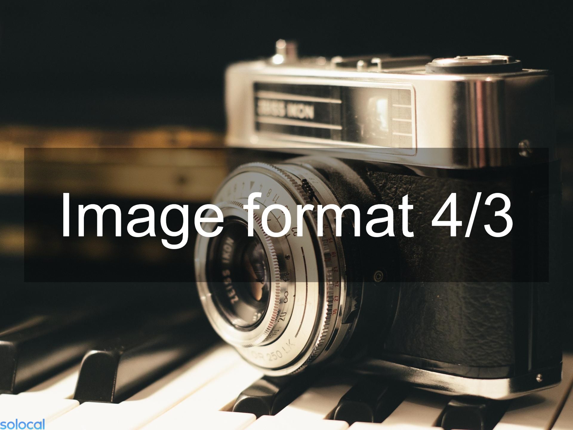 Appareil photo vintage sur un clavier de piano, noir et argent.