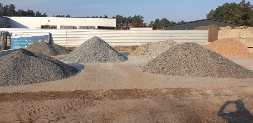 Schwarz-roter Bürostempel auf einem weißen Schreibtisch, mit aufgedruckten Informationen.