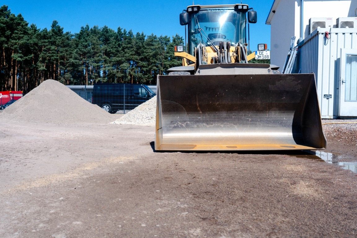 Arbeiter und Maschine auf einer Baustelle