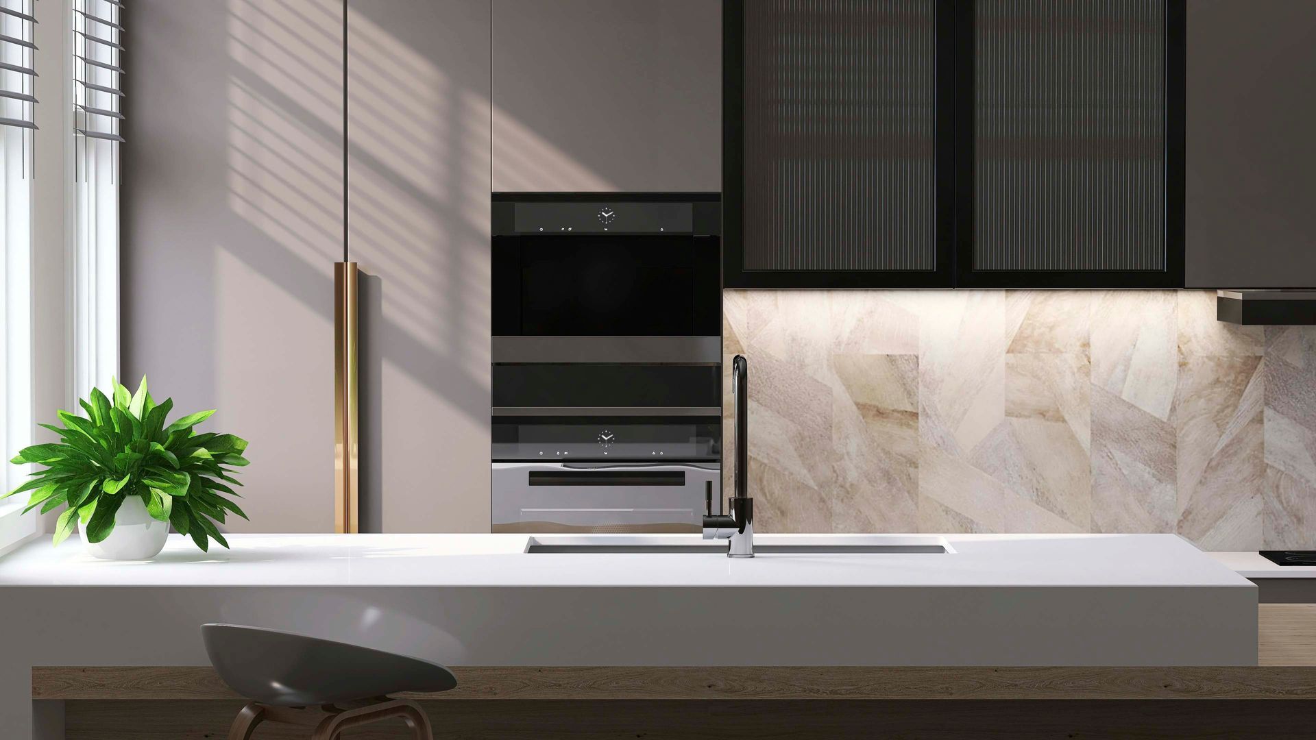Moderne Küche mit weißer Steininsel, eleganten Einbaubacköfen, Rückwand in Marmoroptik und einer Topfpflanze.