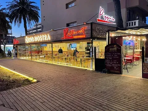 Exterior de una pizzería, 