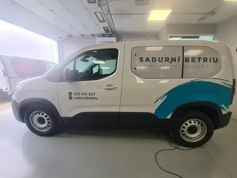 Furgoneta comercial blanca con la marca 