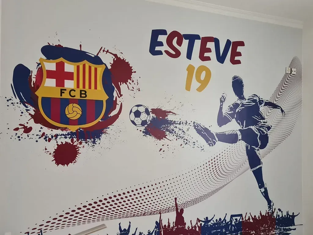 Mural de pared con el logo del FC Barcelona, un jugador de fútbol pateando un balón, el nombre 