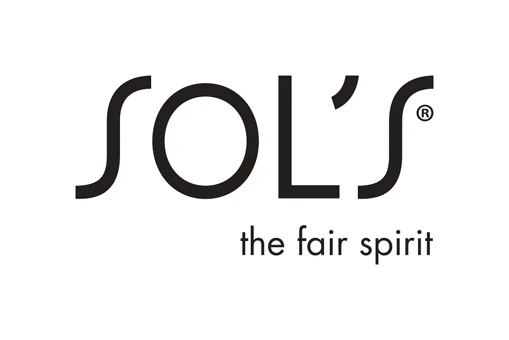 Logotipo de la marca SOL'S, texto en negro, con el lema 