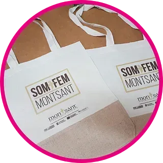 Dos bolsas de color blanco con el texto “SOM FEM MONTSANT” impreso en marrón.