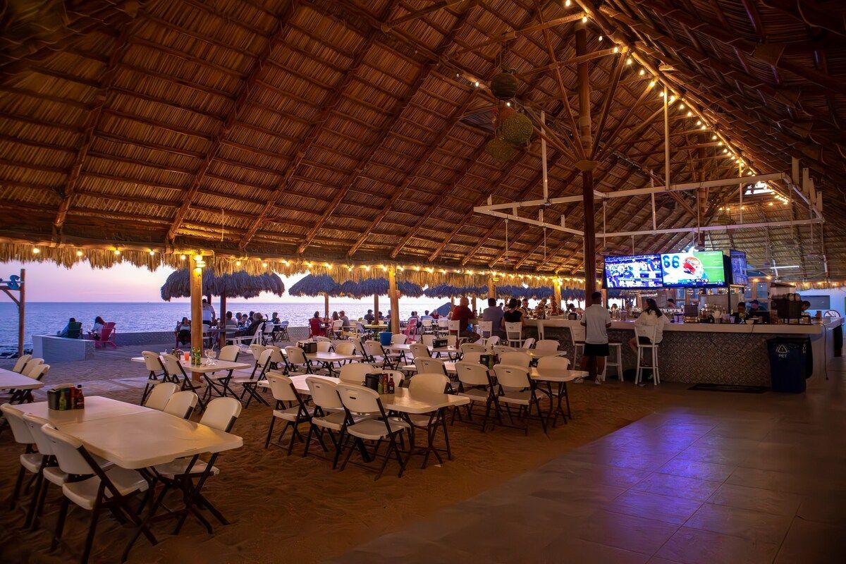 Manny's Beach Club in Puerto Peñasco