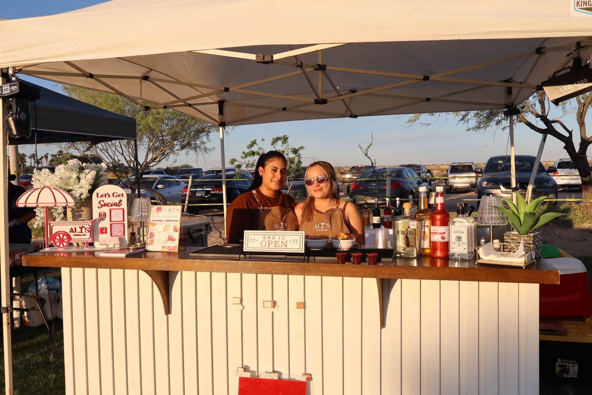 Aly's Mobile Bar serving cocktails in Puerto Peñasco