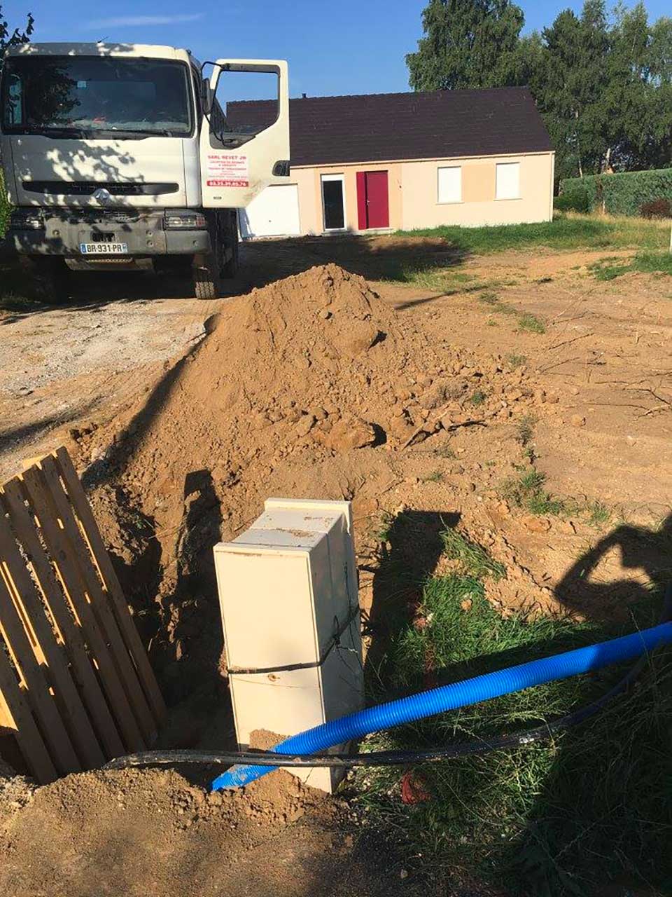 Réalisation d'une tranchée technique, d'un puits d'infiltration ainsi que les divers raccordements (tout-à-l'égout)