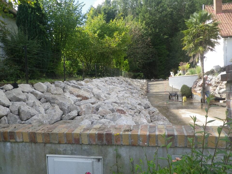 Aménagement en enrochement le long d'un chemin d'accès menant à la maison