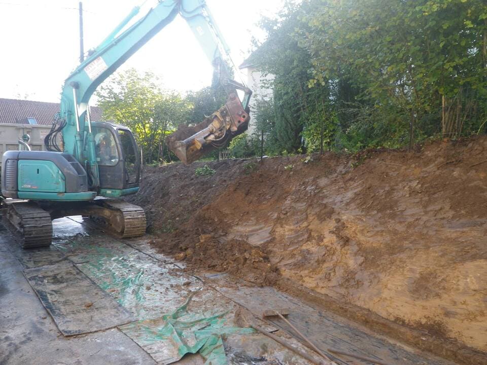 Aménagement en enrochement le long d'un chemin d'accès menant à la maison