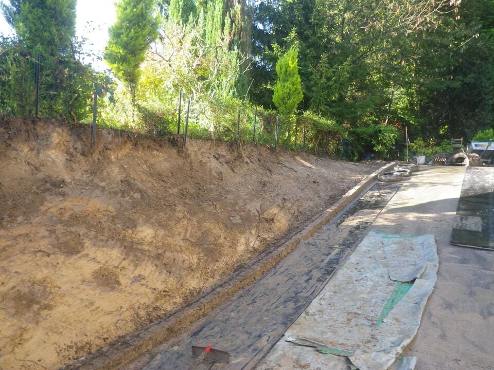 Aménagement en enrochement le long d'un chemin d'accès menant à la maison