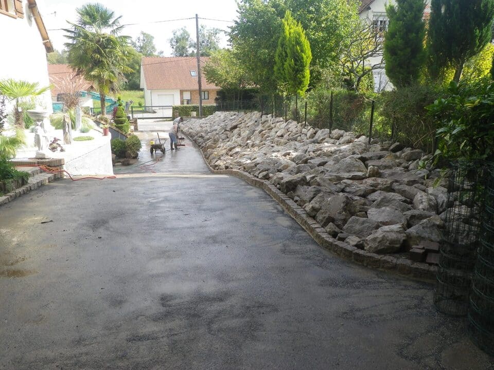 Aménagement en enrochement le long d'un chemin d'accès menant à la maison