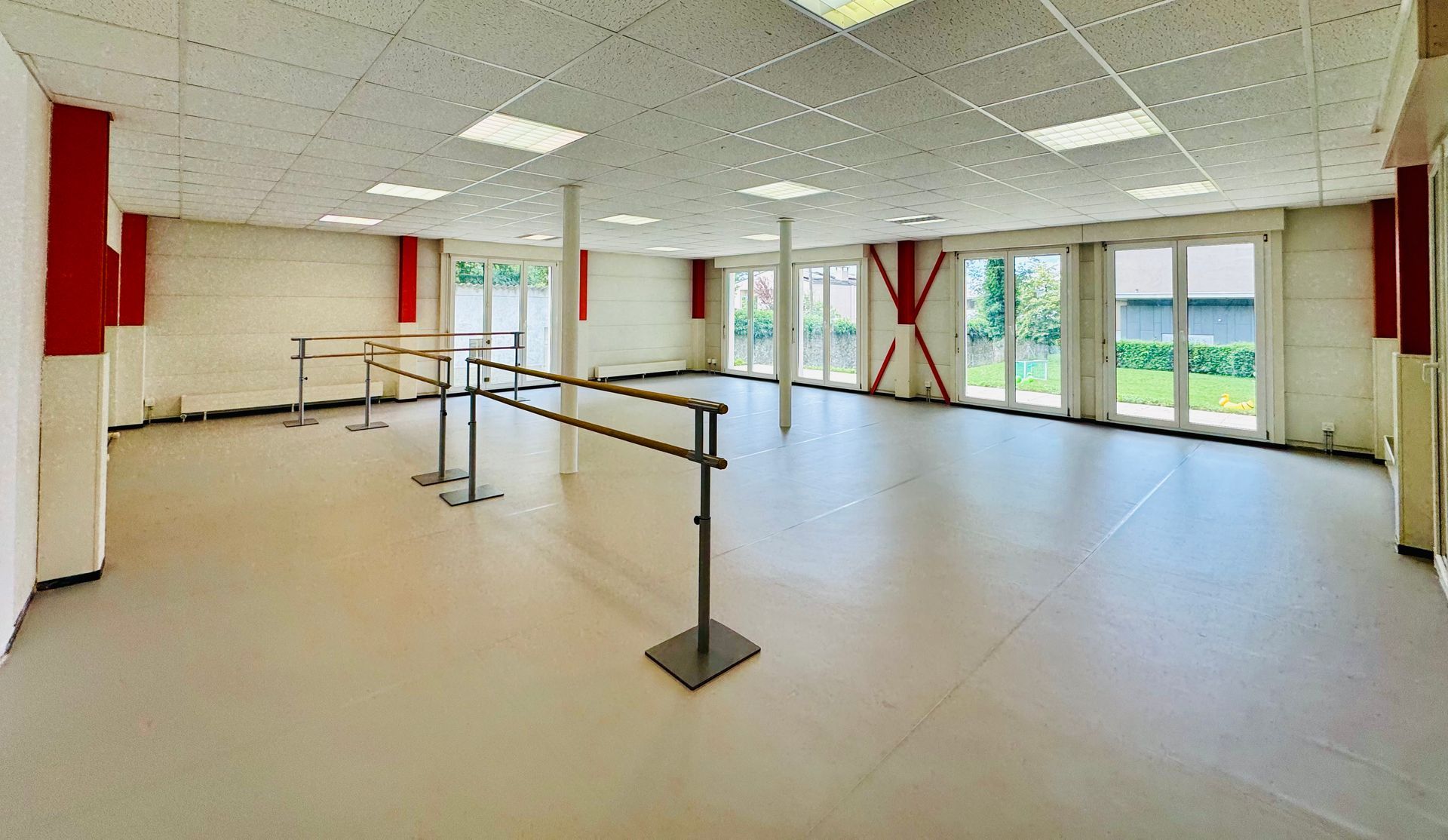 Un groupe de jeunes filles pratiquent le ballet dans un studio de danse.