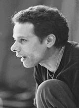 Un homme est agenouillé sur une photo en noir et blanc.