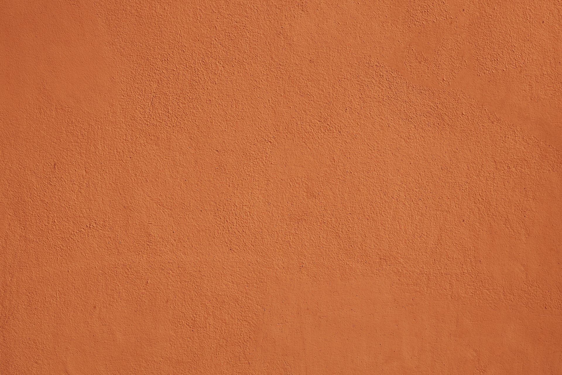 Enduit brun orangé.