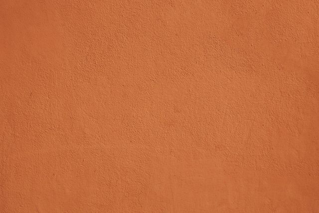 Enduit brun orangé.