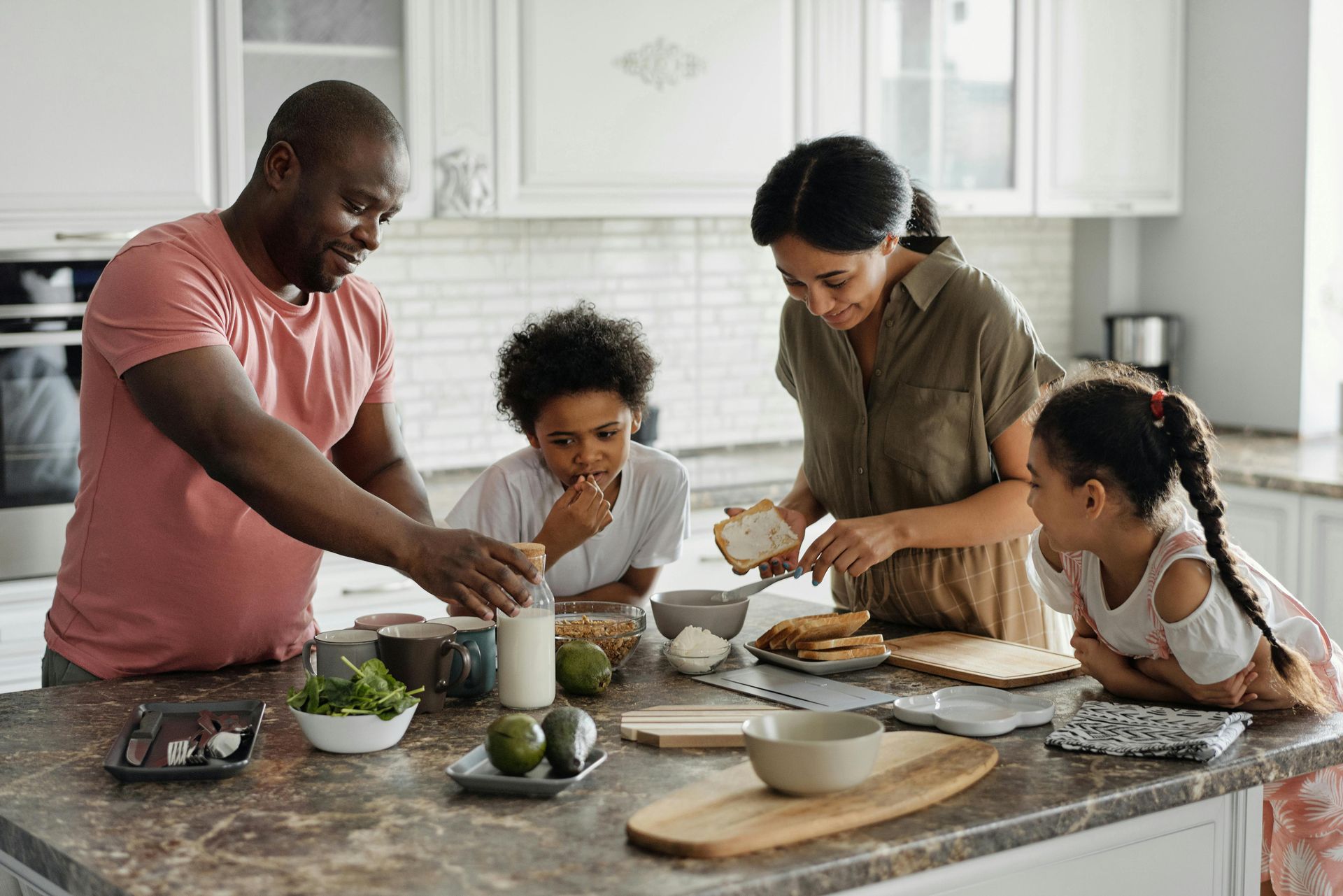 Une famille prépare le repas ensemble dans la cuisine.