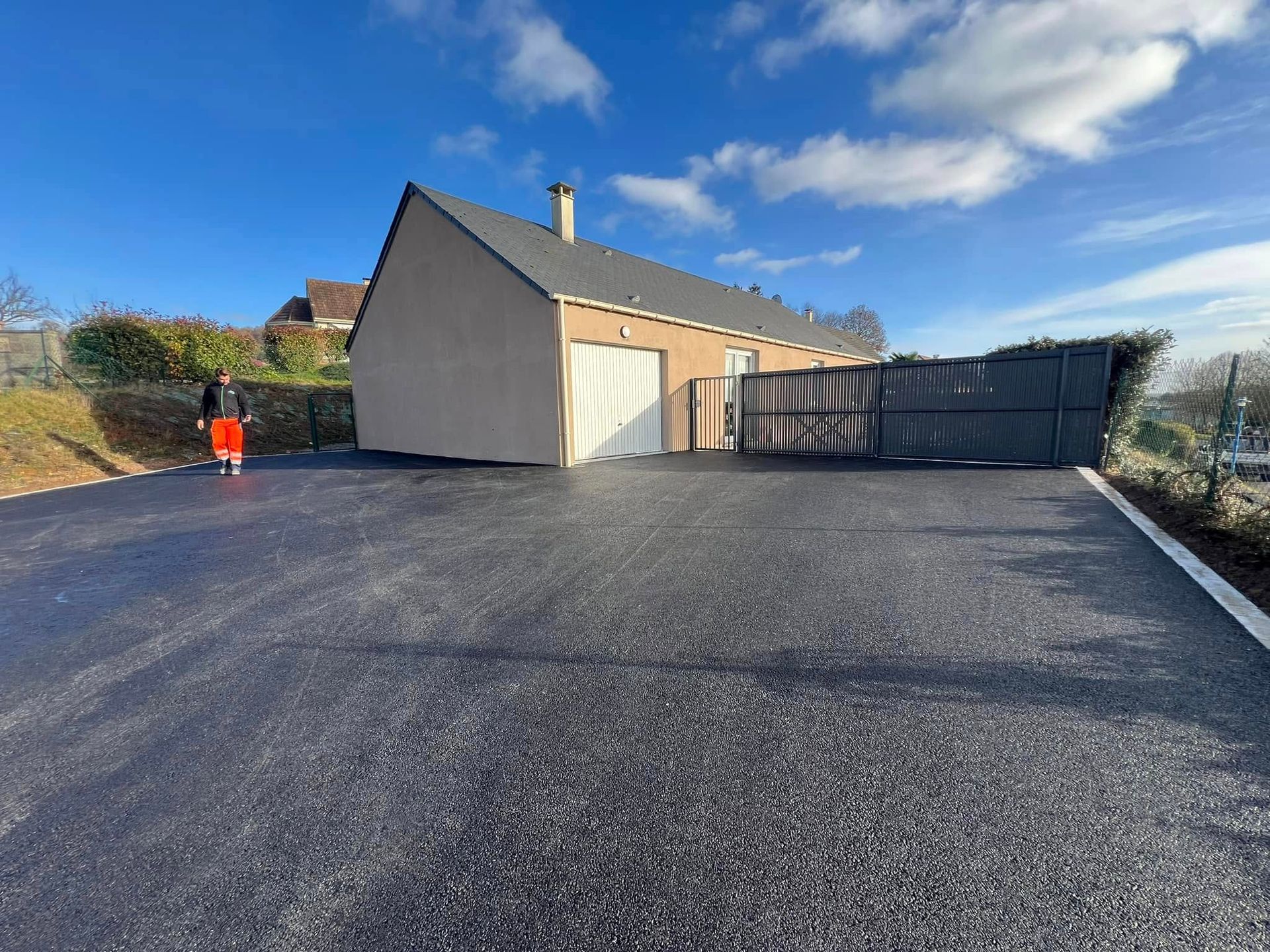 Pose d'un enrobé à chaud noir 