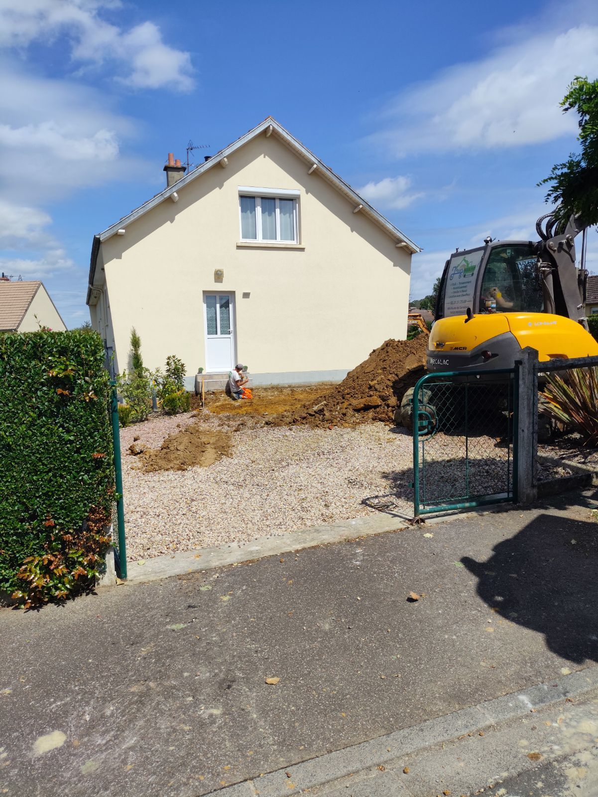 Pose d'un enrobé à chaud noir 